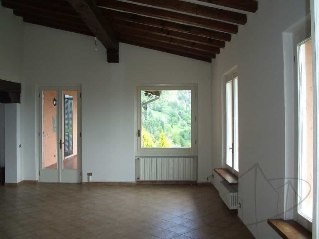 Talo sisään , Lombardy 10081970