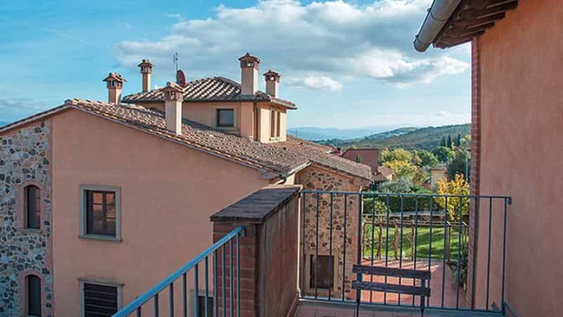 Condominium in Orciatico, Tuscany 10082353