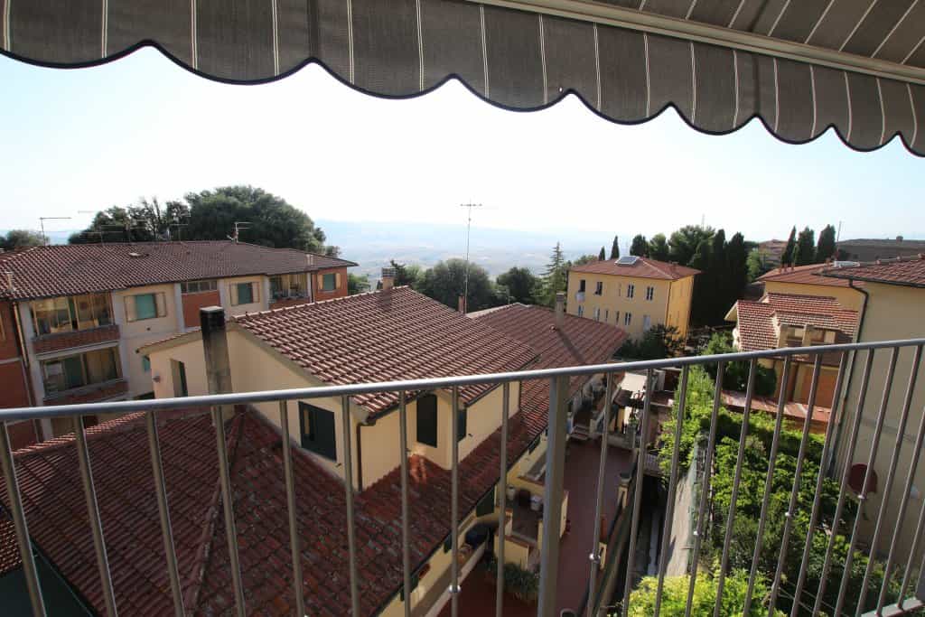 Condominium in Volterra, Tuscany 10082378