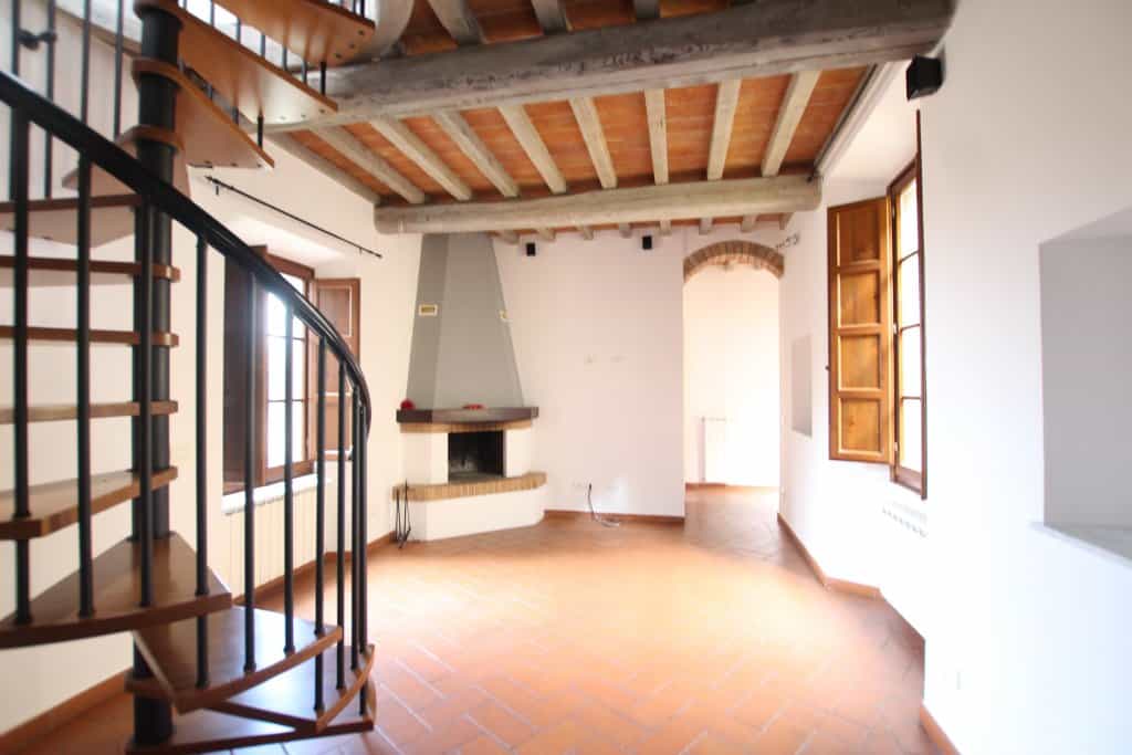 Condominium dans Volterra, Toscane 10082404