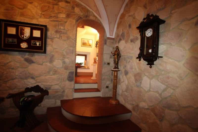 rumah dalam Volterra, Tuscany 10082405
