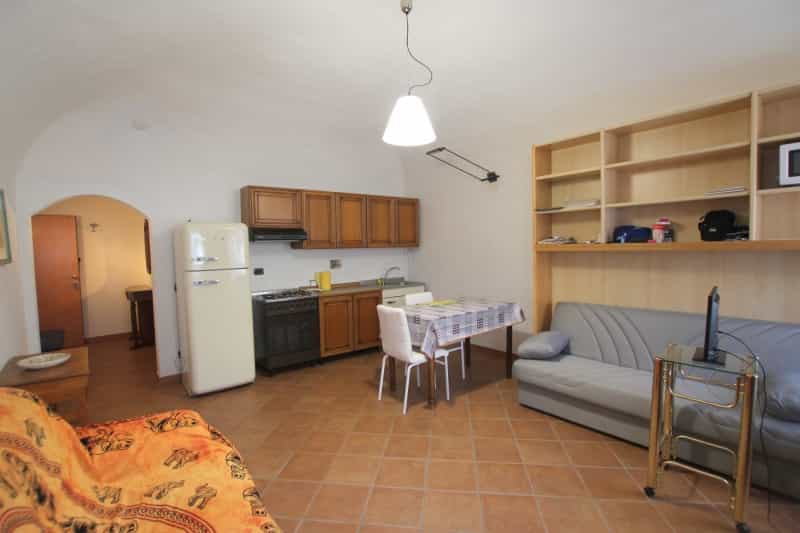 Condominium in Volterra, Tuscany 10082426
