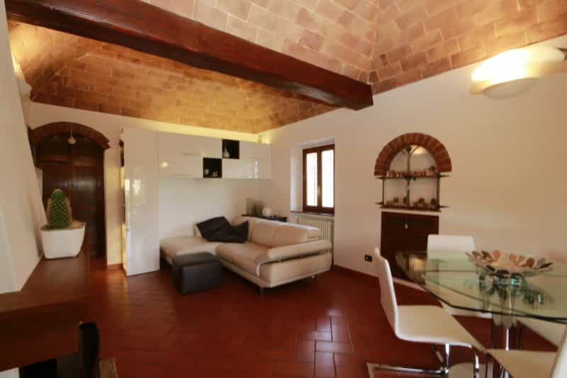 Condominium in Volterra, Tuscany 10082433