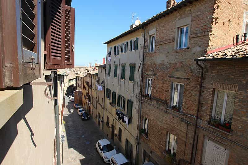 Condominium in Volterra, Tuscany 10082435