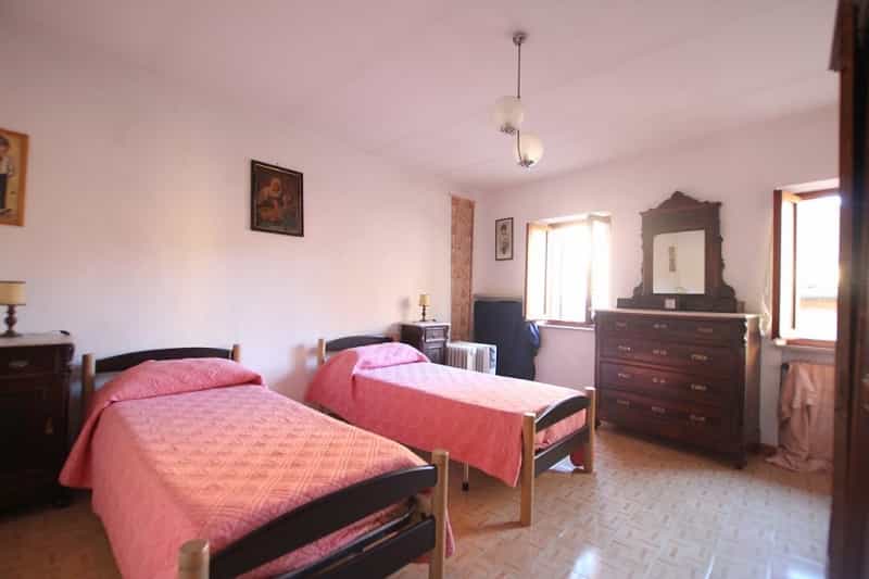 Condominium in Volterra, Tuscany 10082435