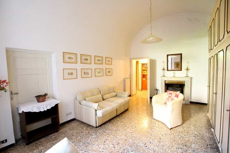 Condominium dans Volterra, Toscane 10082452