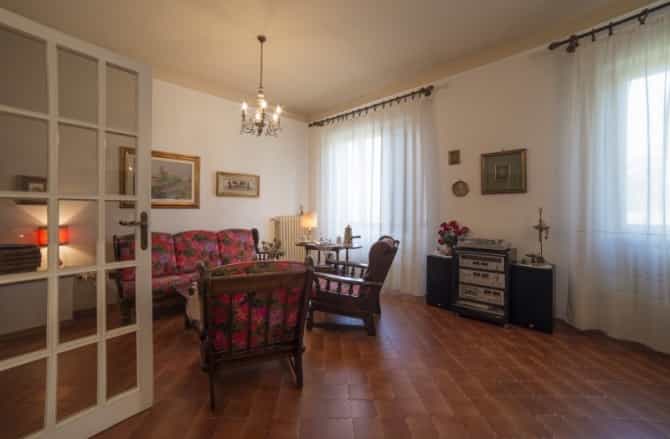 rumah dalam Volterra, Tuscany 10082471