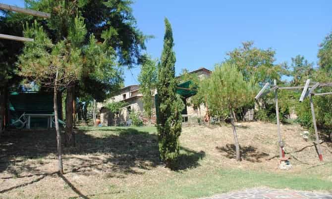 Perindustrian dalam Pomarance, Tuscany 10082544