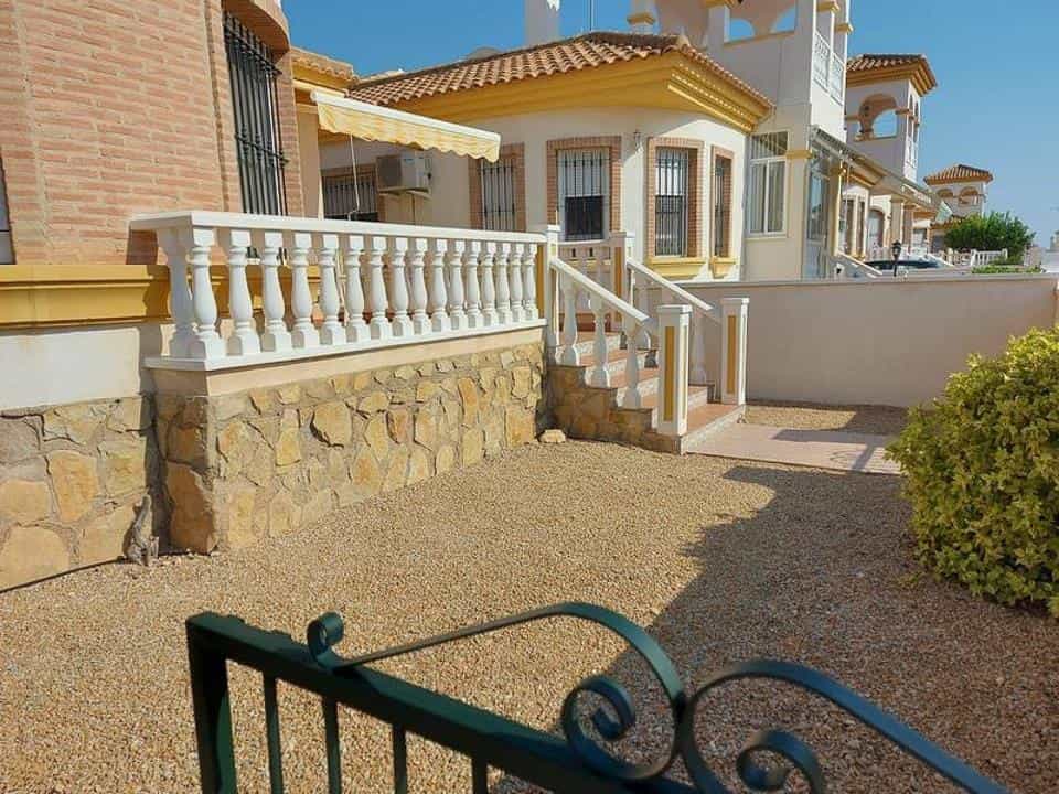 rumah dalam Pinar De Campoverde, Alicante 10082706