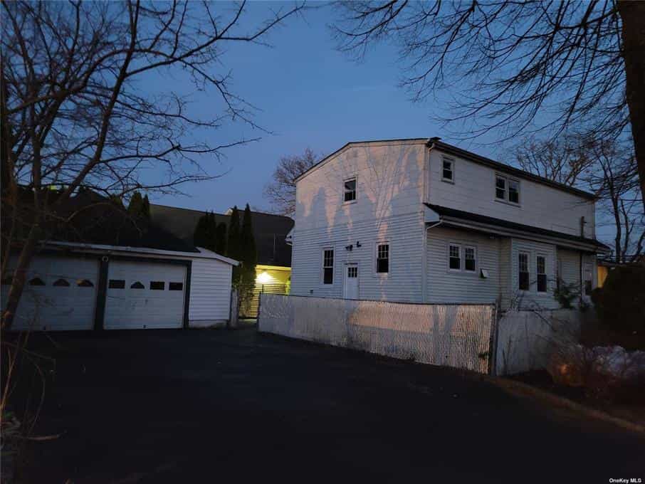House in Deer Park, New York 10083456