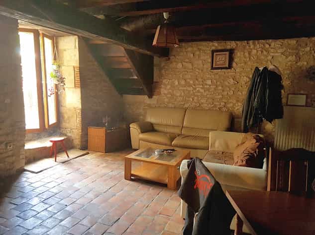 بيت في Saint Savin Sur Gartempe, Poitou-Charentes 10083652