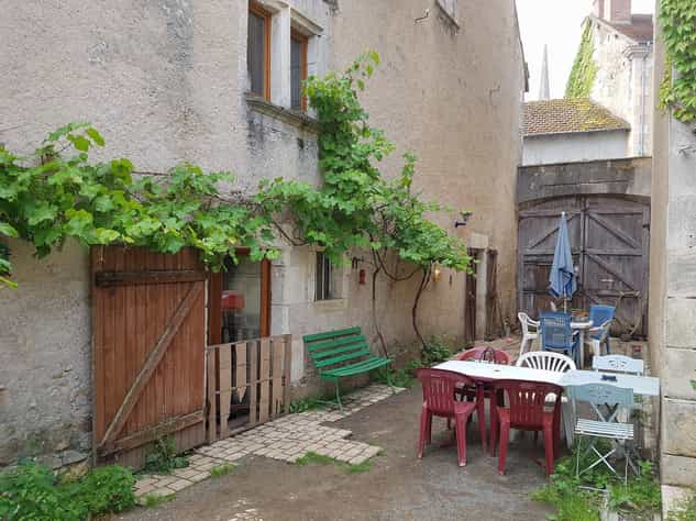 House in Saint Savin Sur Gartempe, Poitou-Charentes 10083652