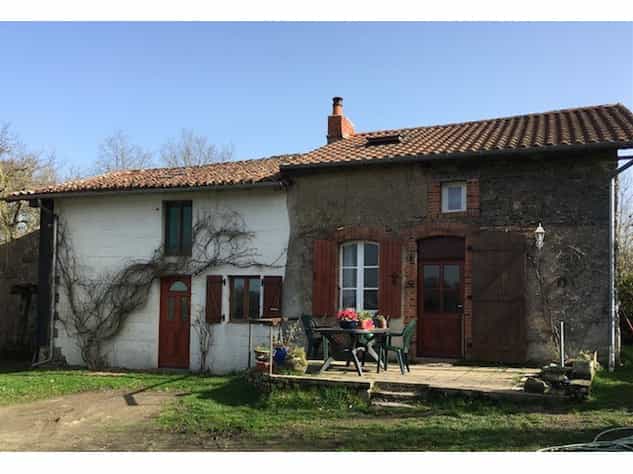 σπίτι σε Luchapt, Nouvelle-Aquitaine 10083663