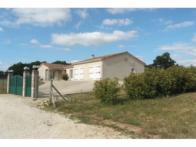 Будинок в Charroux, Poitou-Charentes 10083672