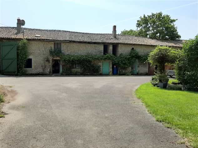 房子 在 Chef-Boutonne, Poitou-Charentes 10083687