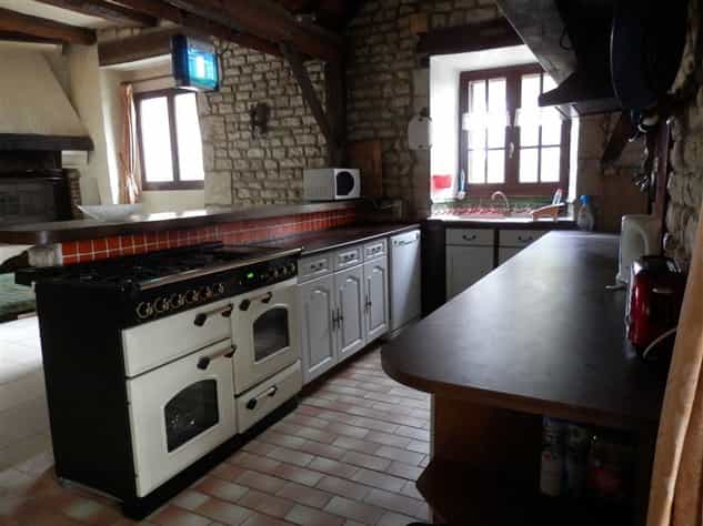 房子 在 Chef-Boutonne, Poitou-Charentes 10083687