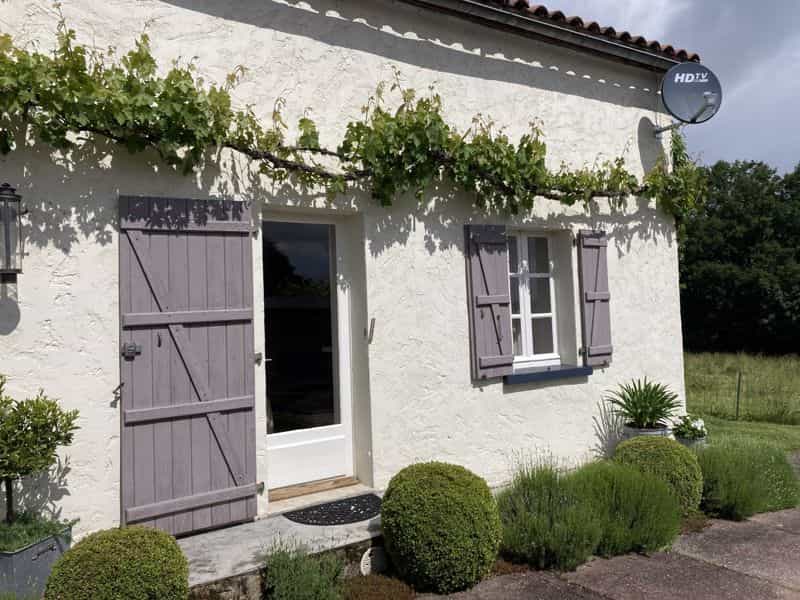 房子 在 Yviers, Poitou-Charentes 10083705