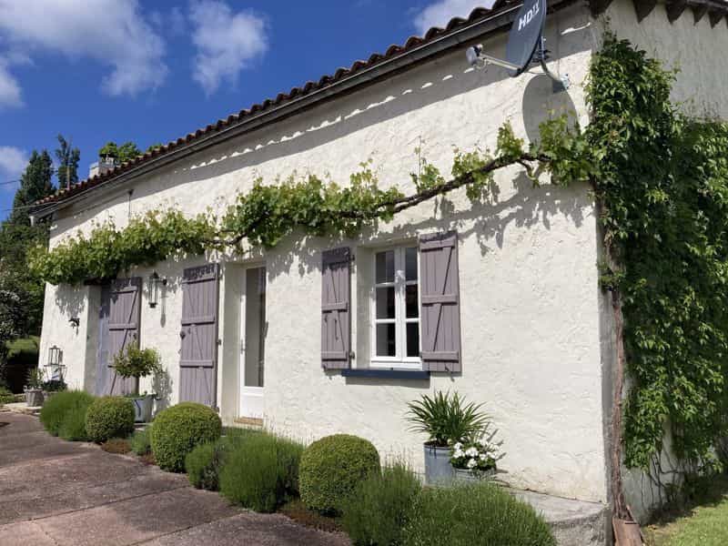 房子 在 Yviers, Poitou-Charentes 10083705