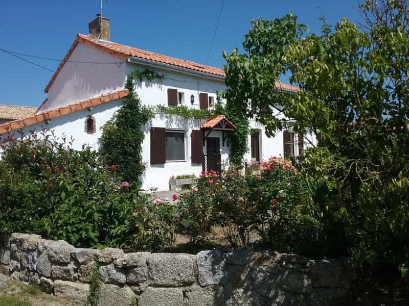 жилой дом в L'Absie, Poitou-Charentes 10083747