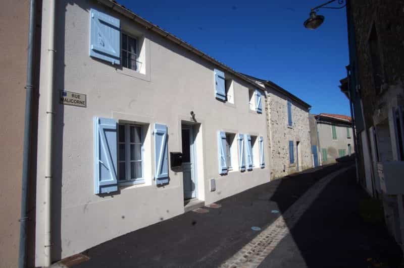 σπίτι σε Vouvant, Pays de la Loire 10083765