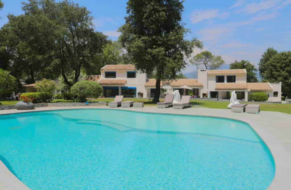 Talo sisään Valbonne, Provence-Alpes-Cote d'Azur 10085837