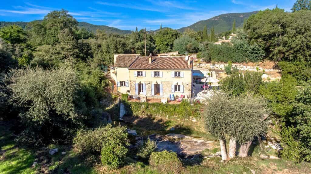 Rumah di Le Plan-de-la-Tour, Provence-Alpes-Cote d'Azur 10085942