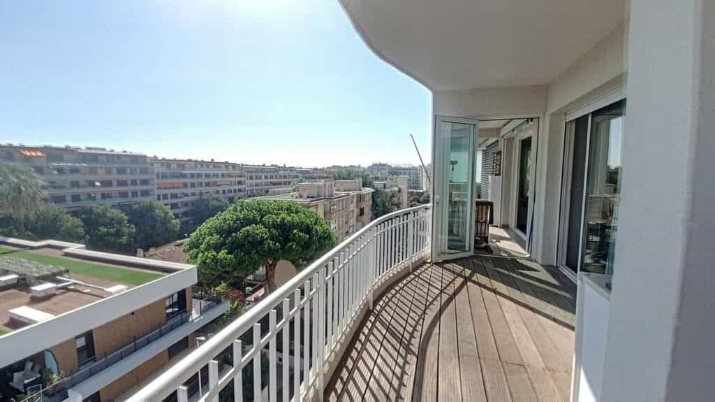 Condominium in Cannes, Provence-Alpes-Côte d'Azur 10086098