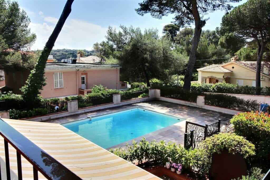 Condominium in Juan-les-Pins, Provence-Alpes-Côte d'Azur 10086155