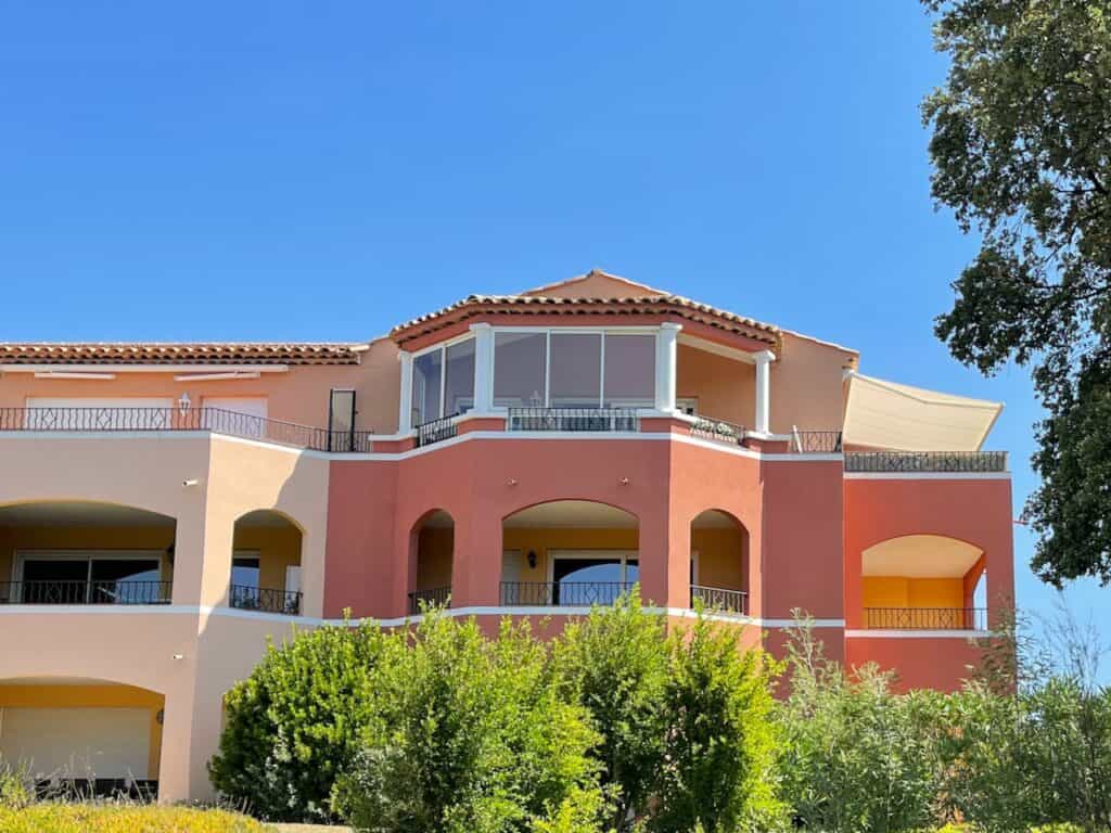 Condominium in Roquebrune-sur-Argens, Provence-Alpes-Cote d'Azur 10086169