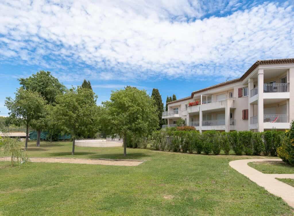 Condominium in Mandelieu-la-Napoule, Provence-Alpes-Cote d'Azur 10086202