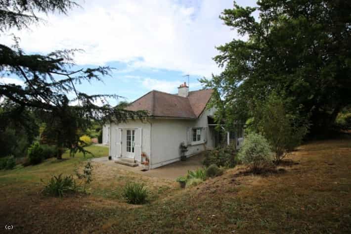मकान में Civray, Poitou-Charentes 10087694