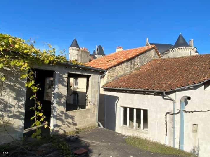House in Verteuil-Sur-Charente, Poitou-Charentes 10087743