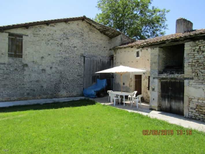 House in Civray, Poitou-Charentes 10087767