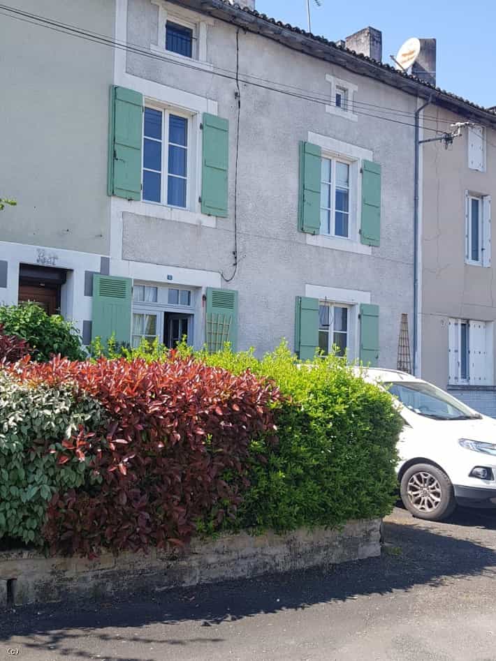 жилой дом в Champagne-Mouton, Poitou-Charentes 10087800
