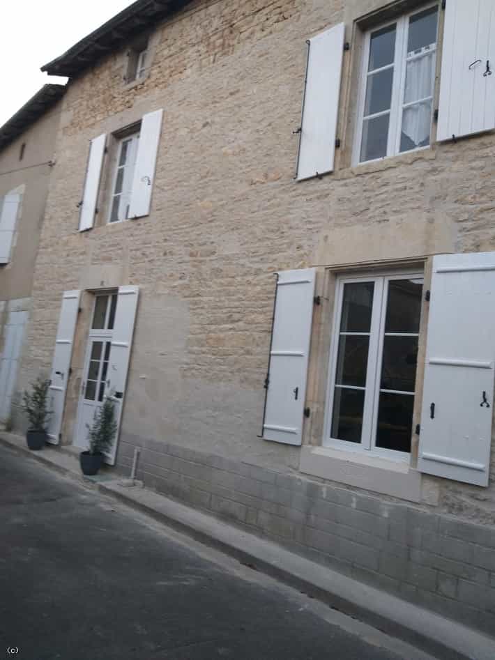 σπίτι σε Champagne-Mouton, Nouvelle-Aquitaine 10087824