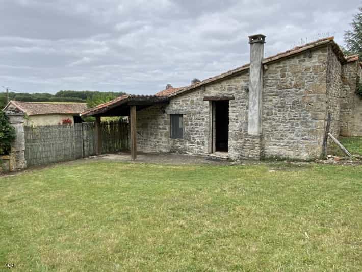 Rumah di Villefagnan, Poitou-Charentes 10087828