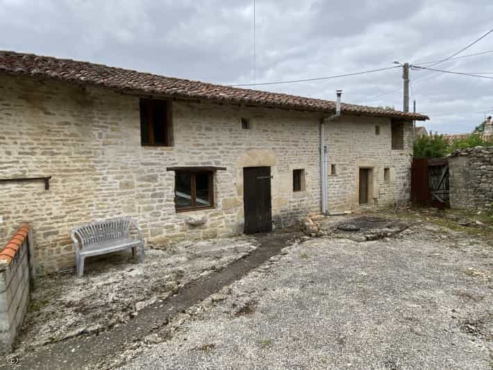 मकान में Villefagnan, Poitou-Charentes 10087828