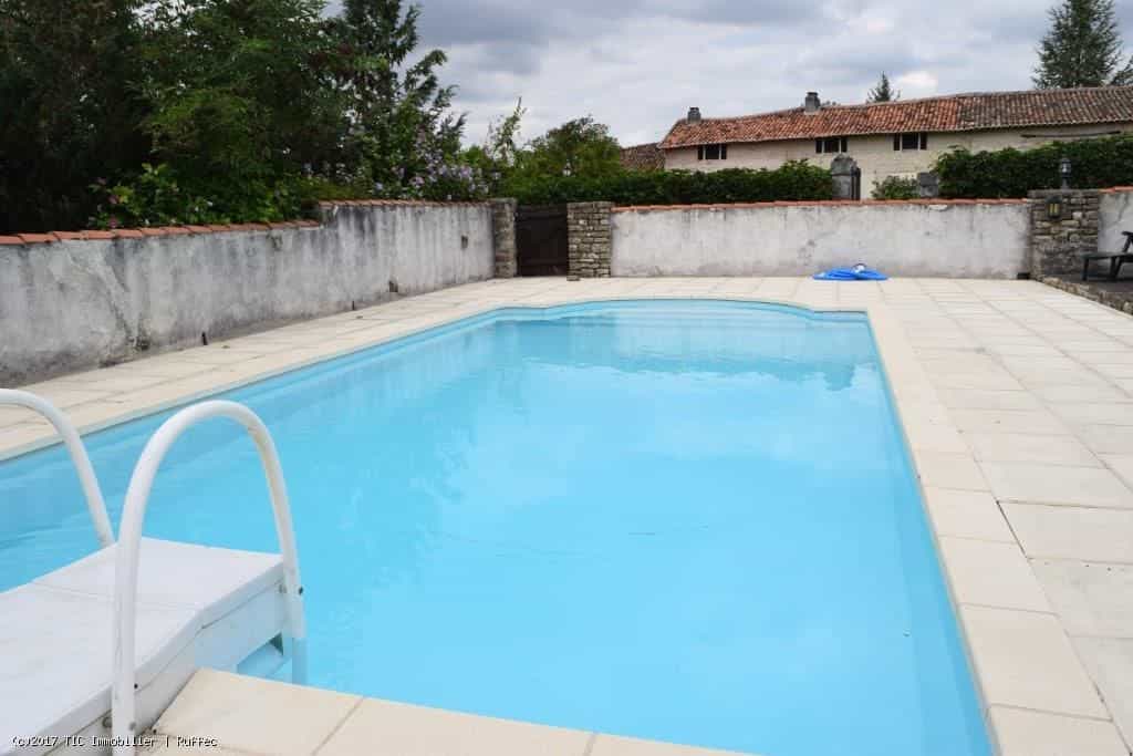 House in Theil-Rabier, Nouvelle-Aquitaine 10087828