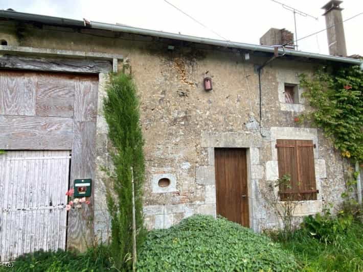 σπίτι σε Civray, Nouvelle-Aquitaine 10087840