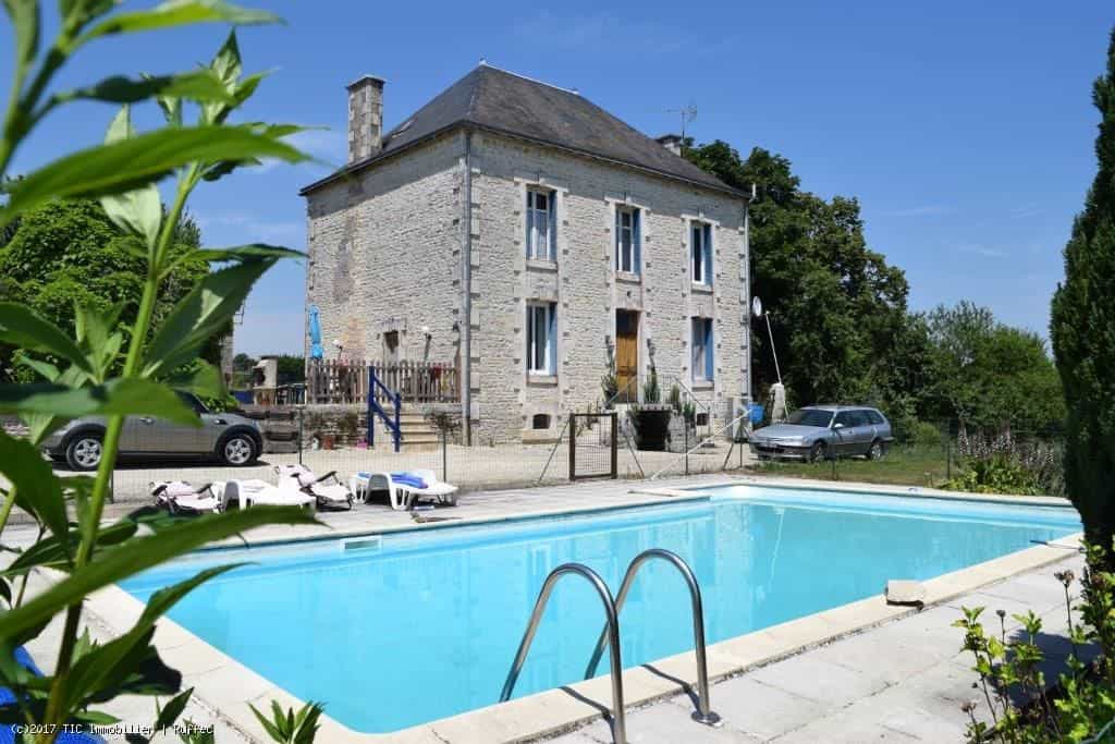 σπίτι σε Civray, Poitou-Charentes 10087867