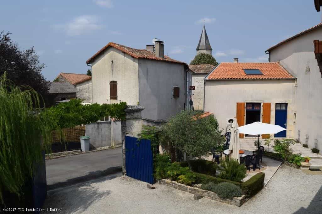 집 에 Villefagnan, Poitou-Charentes 10087878