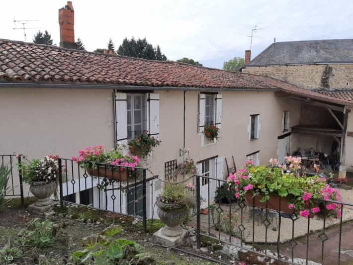 Rumah di Charroux, Poitou-Charentes 10087916
