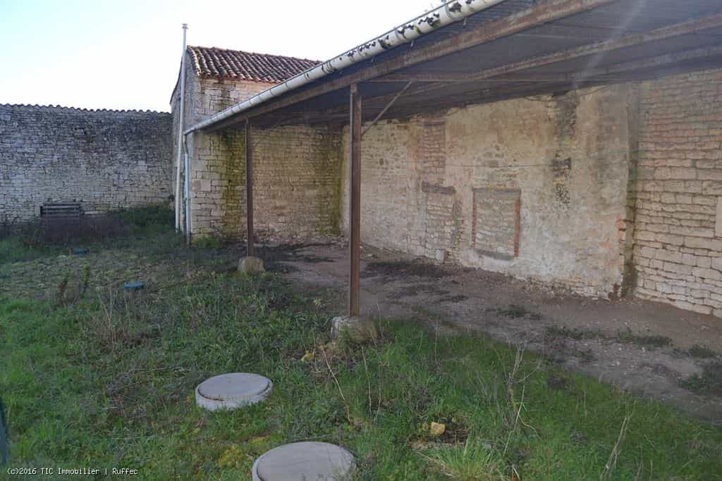 casa en Ruffec, Poitou-Charentes 10087922