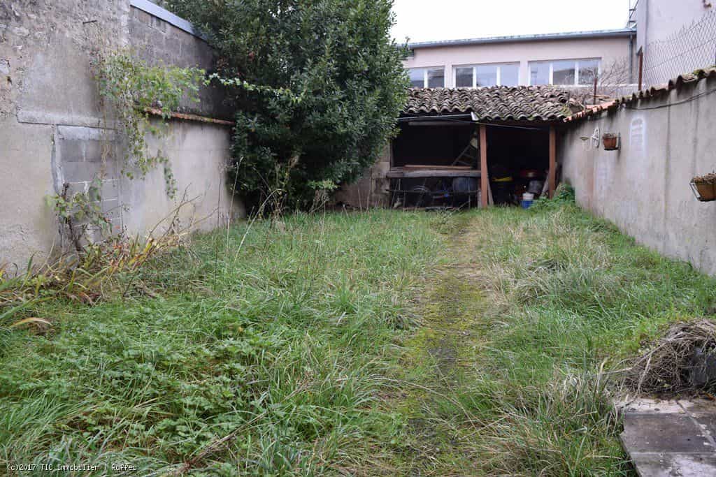 σπίτι σε Civray, Nouvelle-Aquitaine 10087937