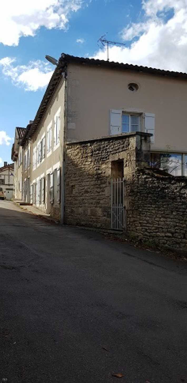 House in Champagne-Mouton, Nouvelle-Aquitaine 10087983