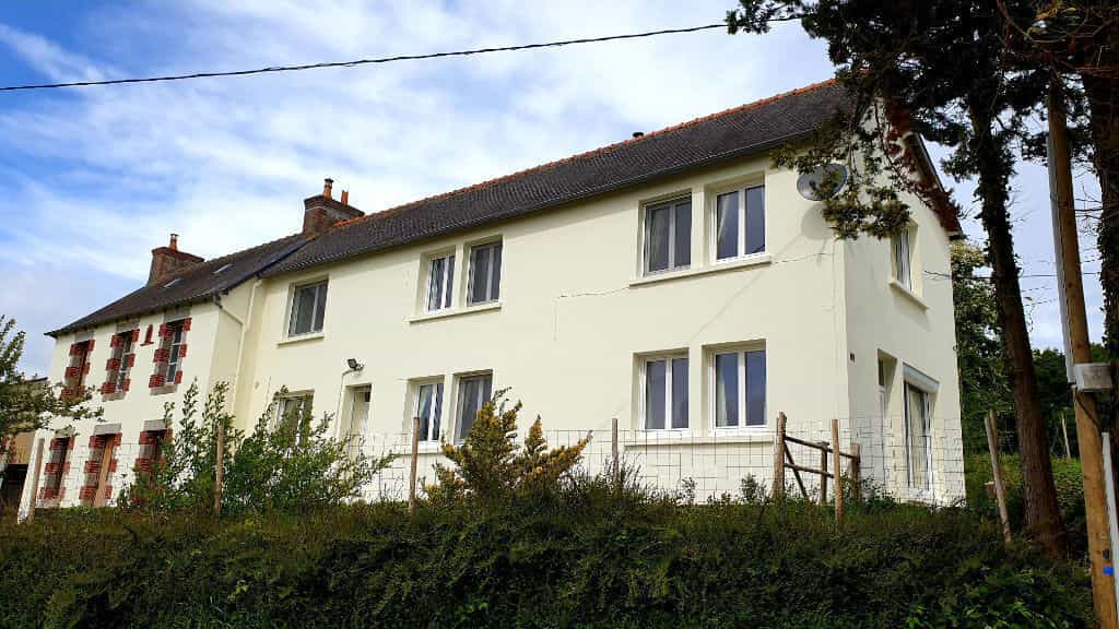 rumah dalam Merléac, Bretagne 10088047