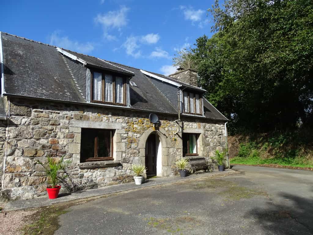 Rumah di Plougonver, Bretagne 10088085