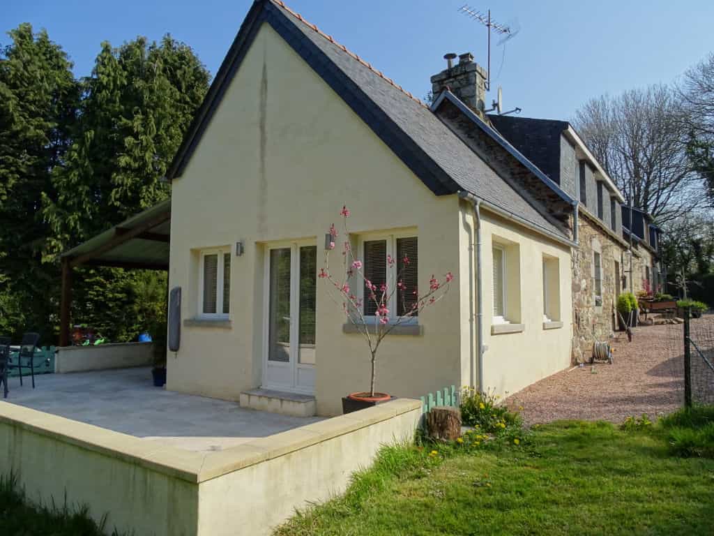 Rumah di Plougonver, Bretagne 10088114