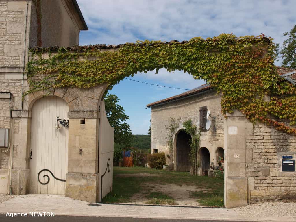 casa en Ruffec, Poitou-Charentes 10088136