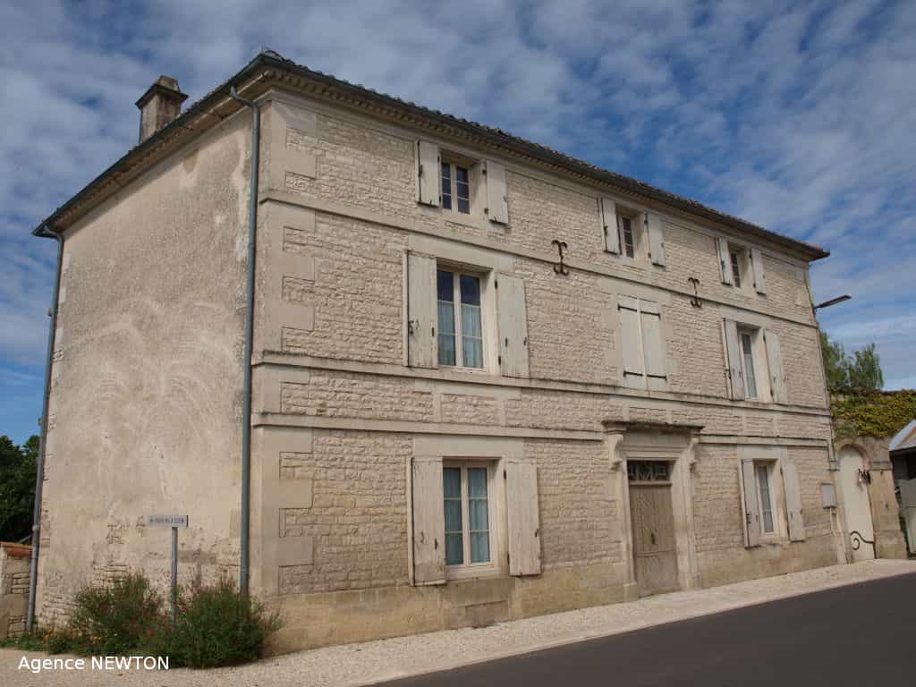 casa en Ruffec, Poitou-Charentes 10088136